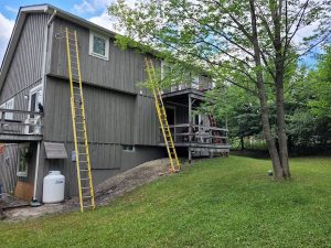 A barrie roofing company installing new eves