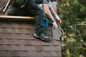 Roofing company installs new shingles